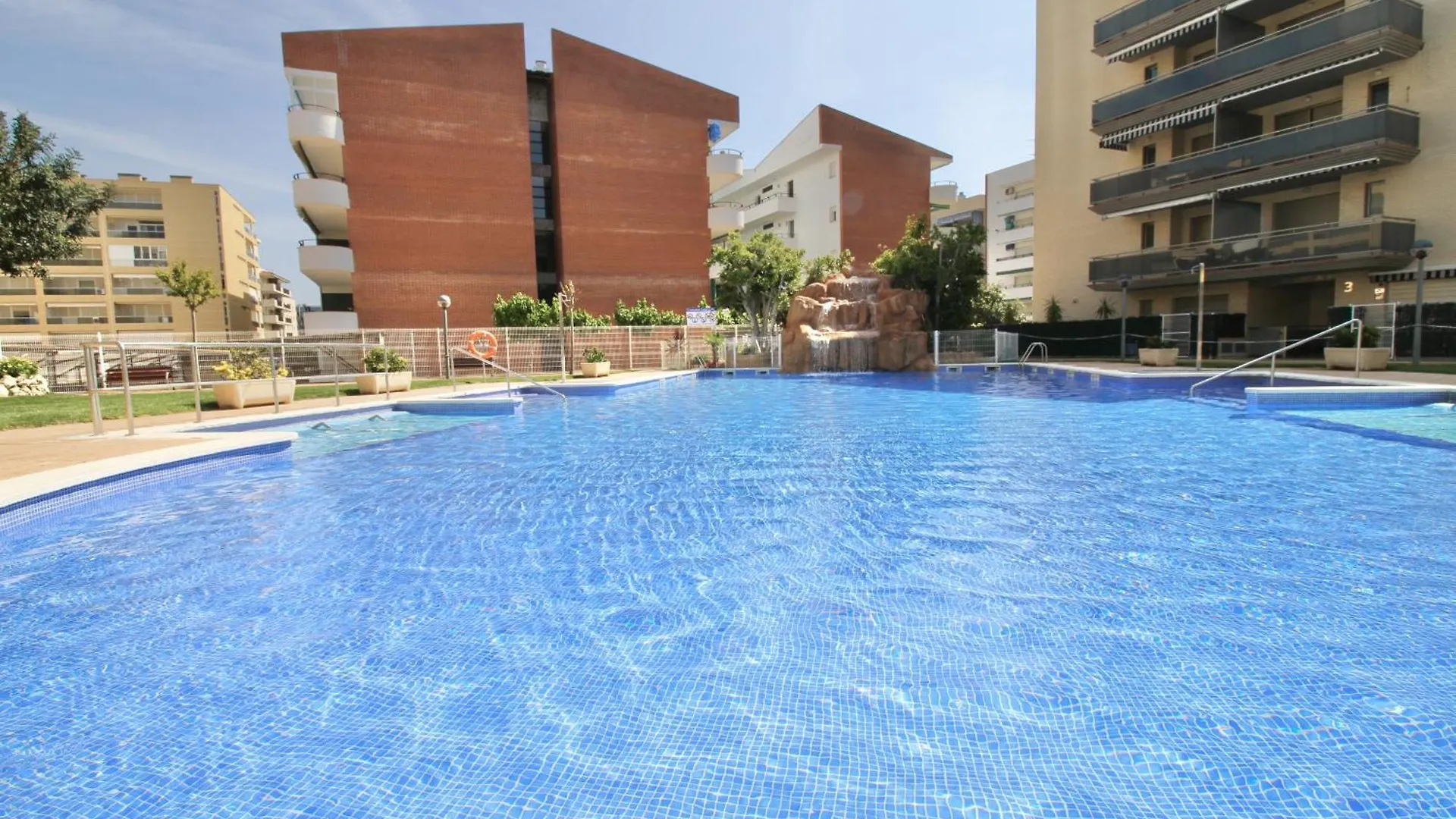 Maldivas Planet Costa Dorada ile iletişim